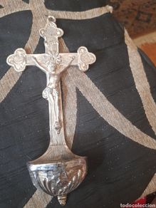 Antiguidades: Antigua benditera de metal plateado, firmada J viñales